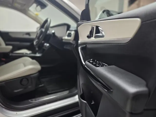 Used Mahindra Old Generation XUV700 AX7 Luxury Pack AWD Diesel 2.2L Turbo Automatic 7 STR in Bangalore Used Mahindra Old Generation XUV700 AX7 Luxury Pack AWD Diesel 2.2L Turbo Automatic 7 STR in Bangalore