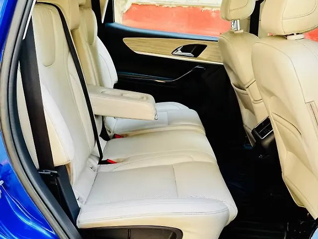 Used Mahindra Old Generation XUV700 AX7 Luxury Pack 2WD Diesel 2.2L Turbo Manual 7 STR in Agra Used Mahindra Old Generation XUV700 AX7 Luxury Pack 2WD Diesel 2.2L Turbo Manual 7 STR in Agra