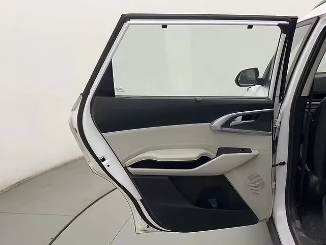 Used Kia Carens [2022-2023] Prestige Plus 1.4 Petrol MT 7 STR in Mumbai