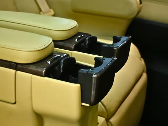 Used Toyota Vellfire VIP – Executive Lounge Hybrid (Electric + Petrol) Automatic in Delhi