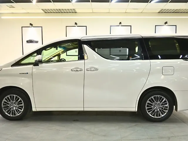 Used Toyota Vellfire VIP – Executive Lounge Hybrid (Electric + Petrol) Automatic in Delhi