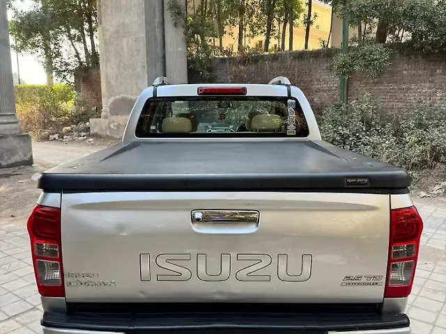 Used Isuzu D-Max V-Cross [2016-2018] 4x4 in Zirakpur