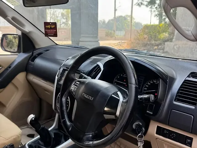 Used Isuzu D-Max V-Cross [2016-2018] 4x4 in Zirakpur