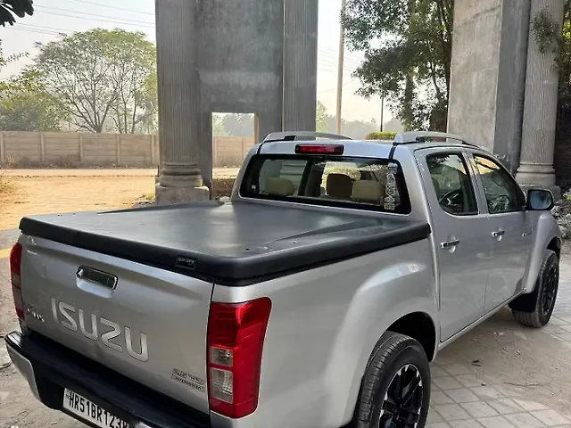 Used Isuzu D-Max V-Cross [2016-2018] 4x4 in Zirakpur