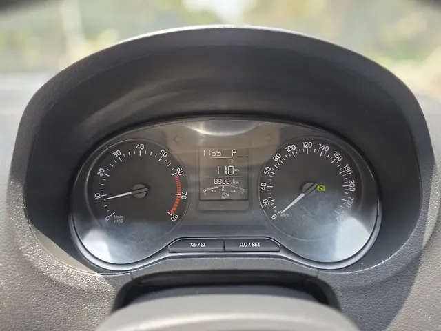 Used Skoda Rapid Ambition 1.6 MPI AT in Mumbai