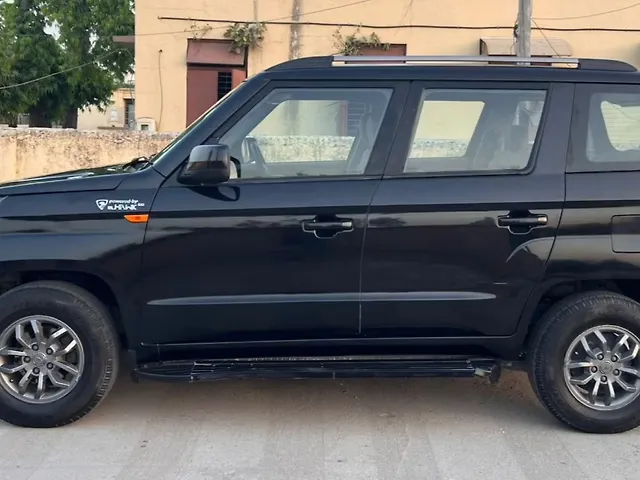 Used Mahindra TUV300 [2015-2019] T10 Dual Tone in Kheda