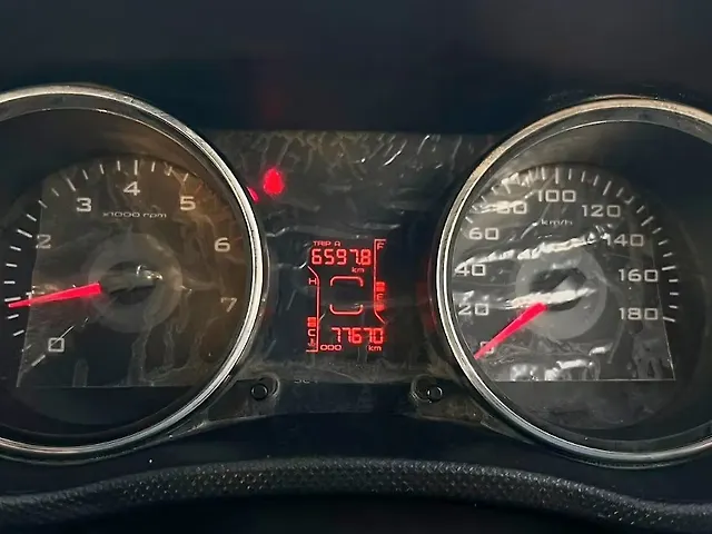Used Mahindra TUV300 [2015-2019] T10 Dual Tone in Kheda