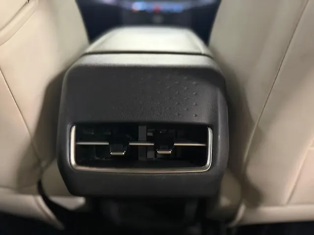 Used Mahindra XEV 9e Pack Two 79.0 kWh 7.2kW Charger in Ahmedabad Used Mahindra XEV 9e Pack Two 79.0 kWh 7.2kW Charger in Ahmedabad
