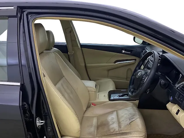 Second Hand 2016 Toyota Camry Hybrid for sale at Rs. 9,23,063 in