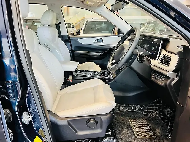Second Hand 2023 Mahindra Old Generation XUV700 AX7 Luxury Pack