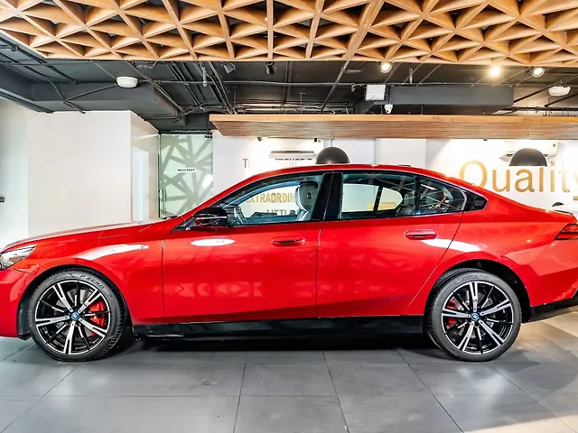 2025 BMW i5 - Photo 3