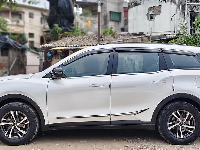 Used Mahindra Old Generation XUV700 AX 5 Diesel MT 7 STR [2021] in Kolkata