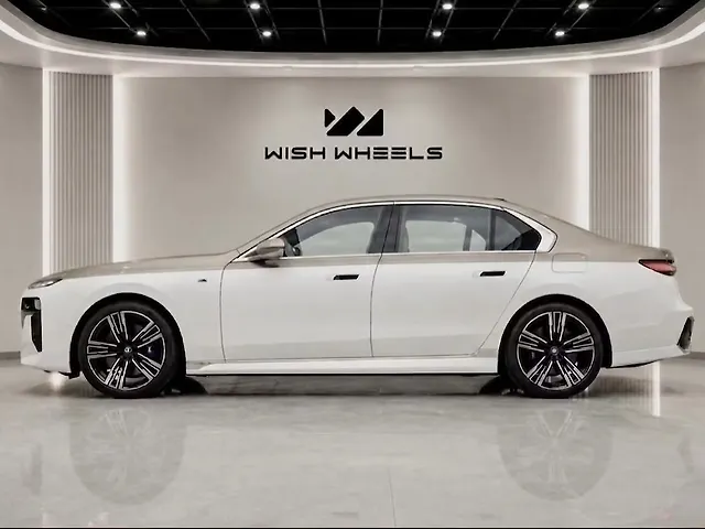 2025 BMW i7 - Photo 2