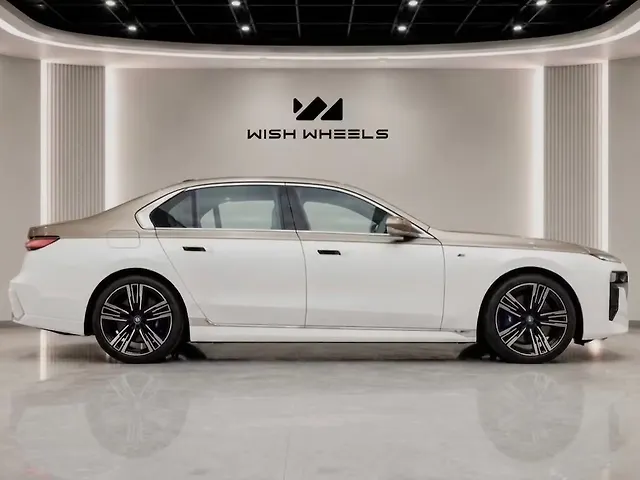 2025 BMW i7 - Photo 3
