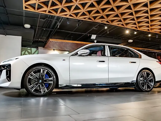 2025 BMW i7 - Photo 2