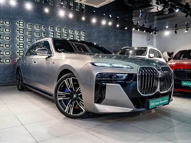 2025 BMW i7 - Photo 2