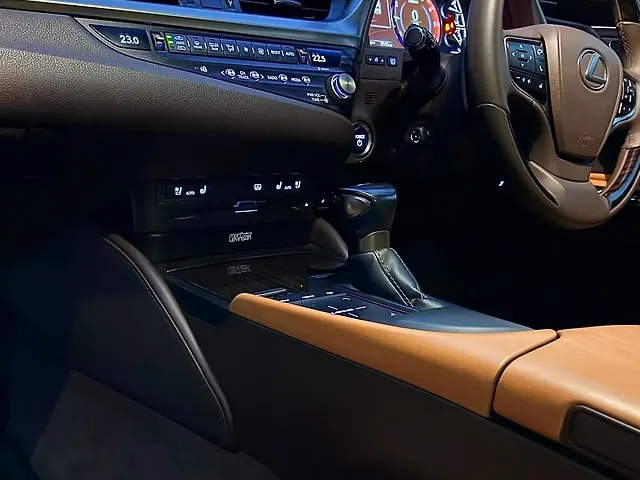 Used Lexus Old Generation ES 2018 300h Luxury in Ludhiana