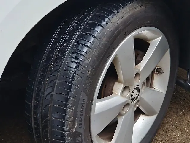 Used Skoda Rapid Ambition 1.6 MPI in Mumbai