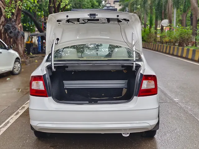 Used Skoda Rapid Ambition 1.6 MPI in Mumbai