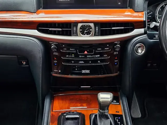 Used Lexus LX 570 V8 AT in Mumbai