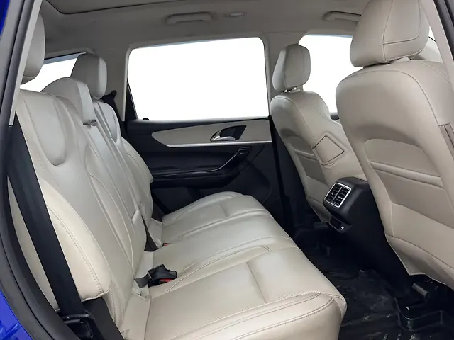 Used Mahindra Old Generation XUV700 AX 7 Petrol MT 7 STR [2023-2024] in Gurgaon