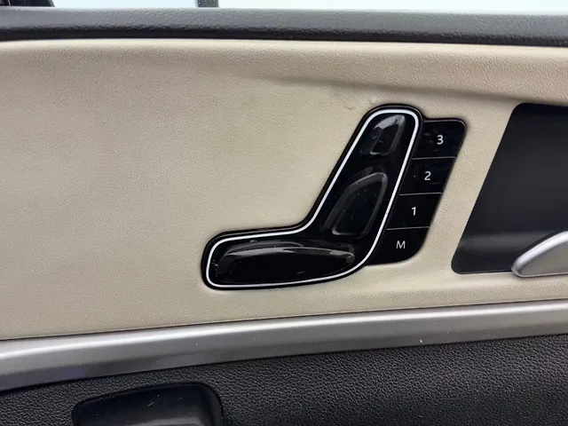 Used Mahindra Old Generation XUV700 AX 7 Petrol MT 7 STR [2023-2024] in Gurgaon