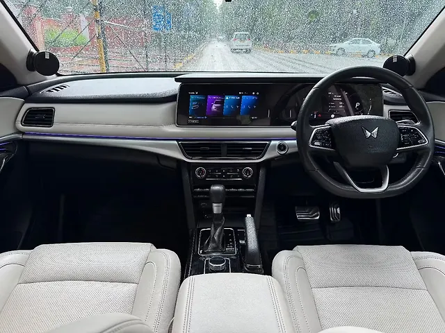 Used Mahindra Old Generation XUV700 AX 7 Petrol AT 7 STR [2023-2024] in Delhi