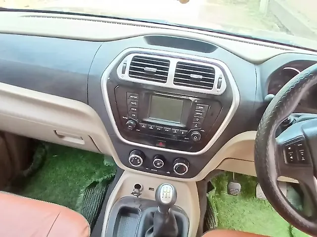 Used Mahindra TUV300 [2015-2019] T8 in Lucknow