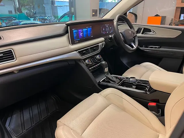 Used Mahindra Old Generation XUV700 AX 7 Petrol AT Luxury Pack 7 STR [2021] in Mumbai