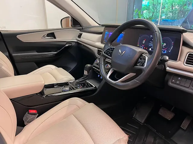 Used Mahindra Old Generation XUV700 AX 7 Petrol AT Luxury Pack 7 STR [2021] in Mumbai