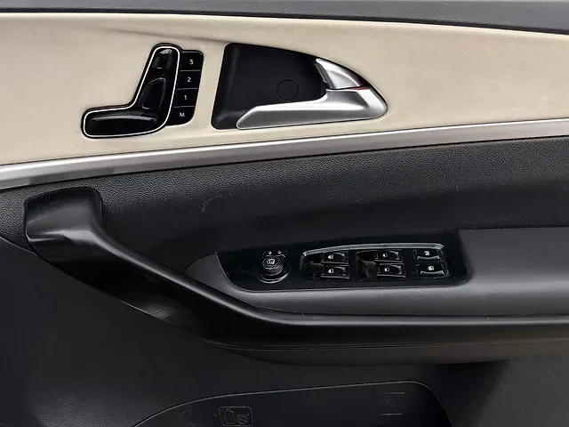Used Mahindra Old Generation XUV700 AX 7 Petrol AT 7 STR [2023-2024] in Gurgaon