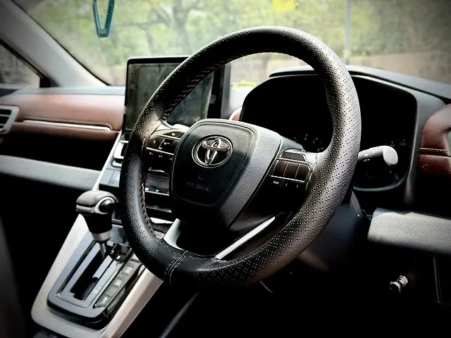Used Toyota Innova Hycross GX (O) Petrol Automatic (CVT) 8 STR Platinum White Pearl in Delhi