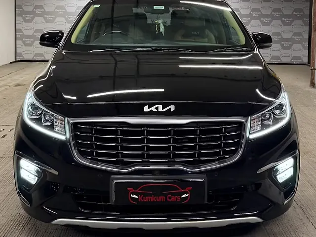 Used 2023 Kia Carnival in Pune