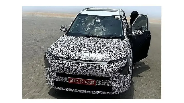 Kia Carens Facelift Launch Imminent: To be Sold Alongside Existing Version Kia Carens Facelift Launch Imminent: To be Sold Alongside Existing Version