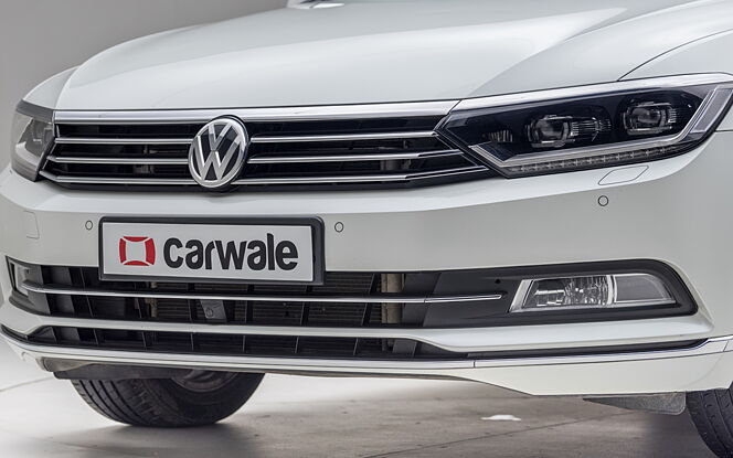 Volkswagen Passat Front View