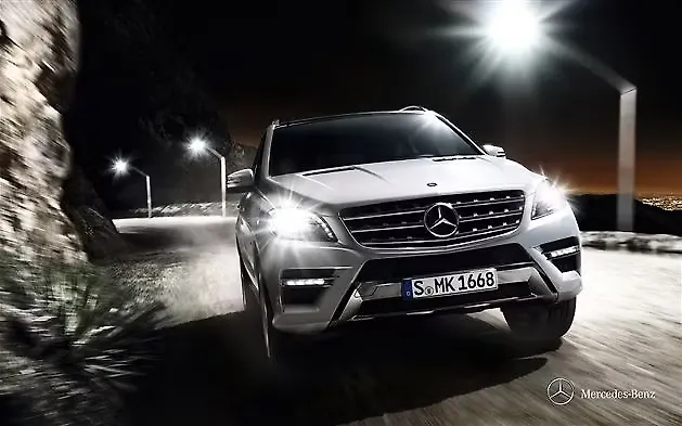 Mercedes-Benz M-Class Front View Mercedes-Benz M-Class Front View