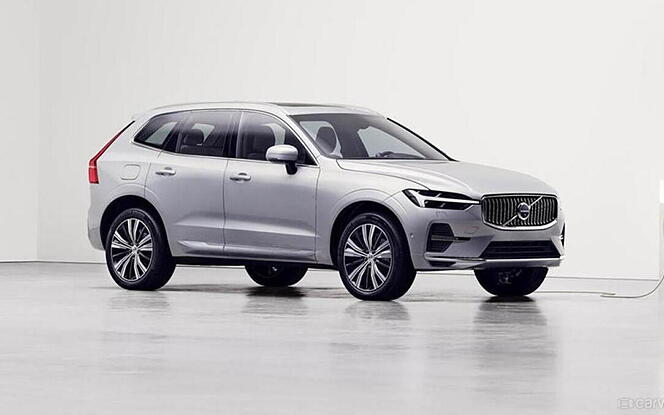 Volvo XC60 [2021-2022] Front Right View