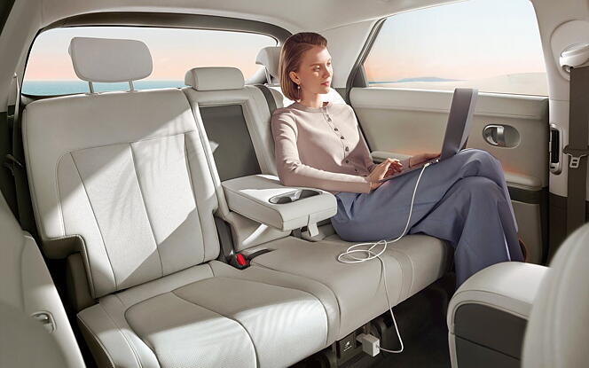 Hyundai Ioniq 5 Arm Rest in Rear Passenger Seats