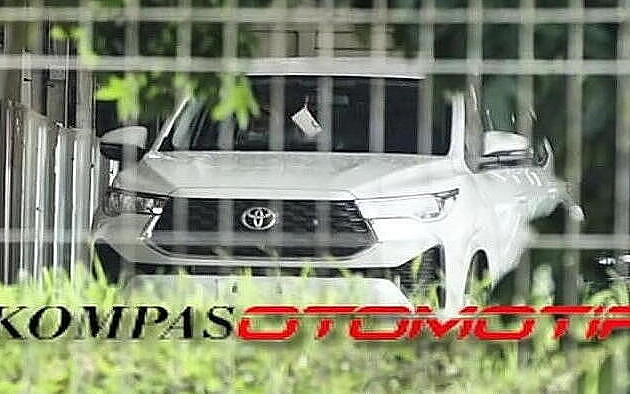 Toyota Innova Hycross Front View