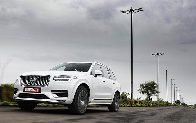 Volvo XC90 Front Left View