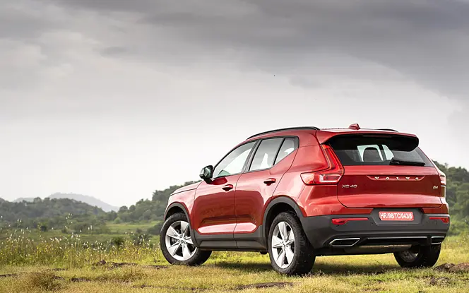 Volvo XC40 Rear Left View