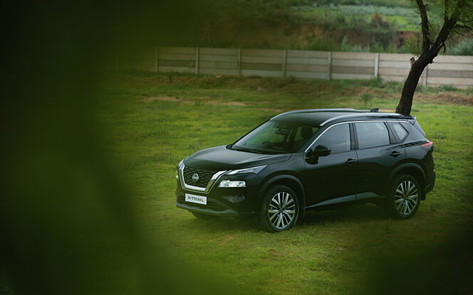 Nissan X-Trail Front Left View