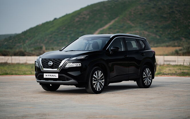 Nissan X-Trail Front Left View