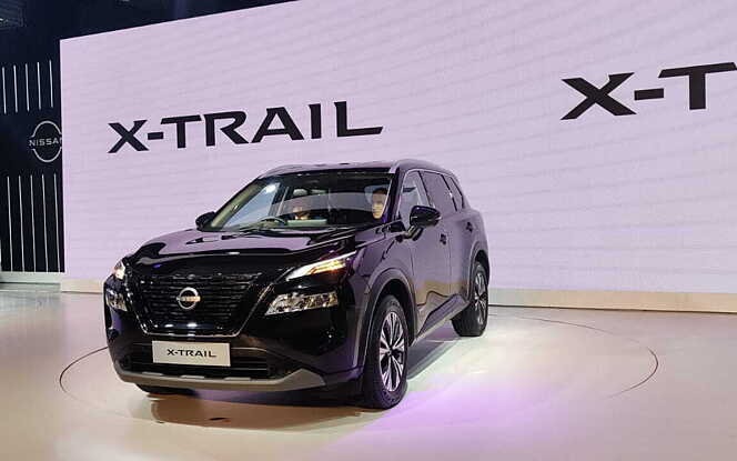 Nissan X-Trail Front Left View