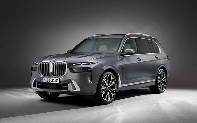 BMW X7 Front Left View