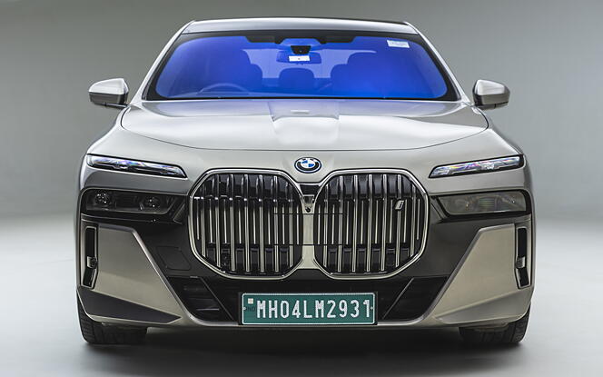 BMW i7 Front View