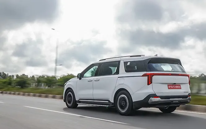 Kia Carnival Rear Left View