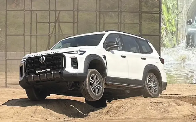 MG Majestor Front Left View