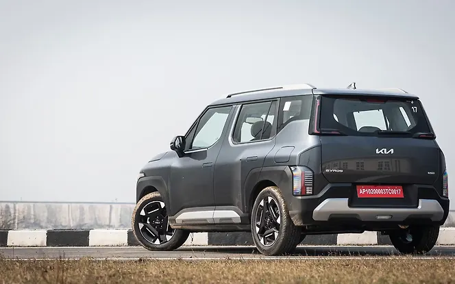 Kia Syros Rear Left View
