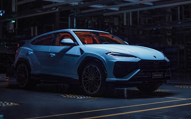 Lamborghini Urus SE Front Right View